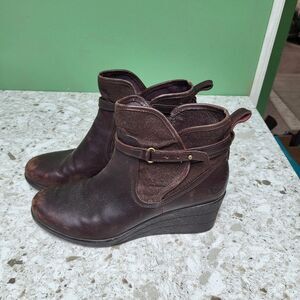 NEW UGGS Wedge Boot - Size 9